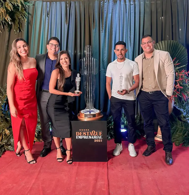 Equipe do Ykedin com o troféu do Destaque Empresarial 2023