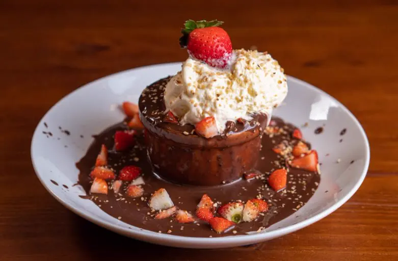 Sobremesa de chocolate com morangos e creme